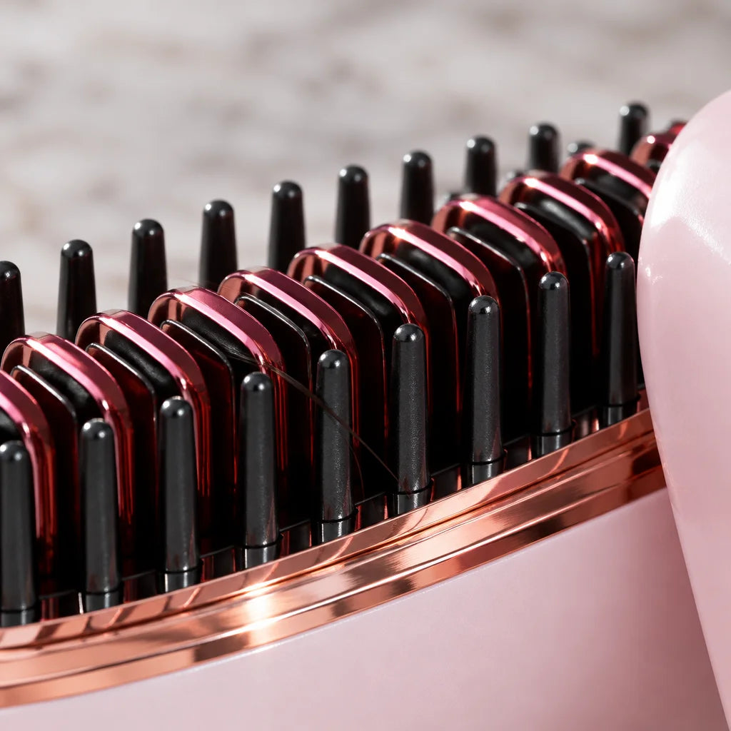 An extreme macro photograph of the exact Lunéa mini comb head from reference r00, isolating its para